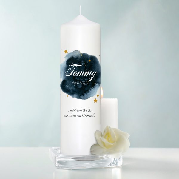 Auf dem Bild ist das Produkt: Trauerkerze Sternenhimmel, personalisiert mit Namen und Datum, Trauerspruch zum Preis von €5.9 abgebildet.