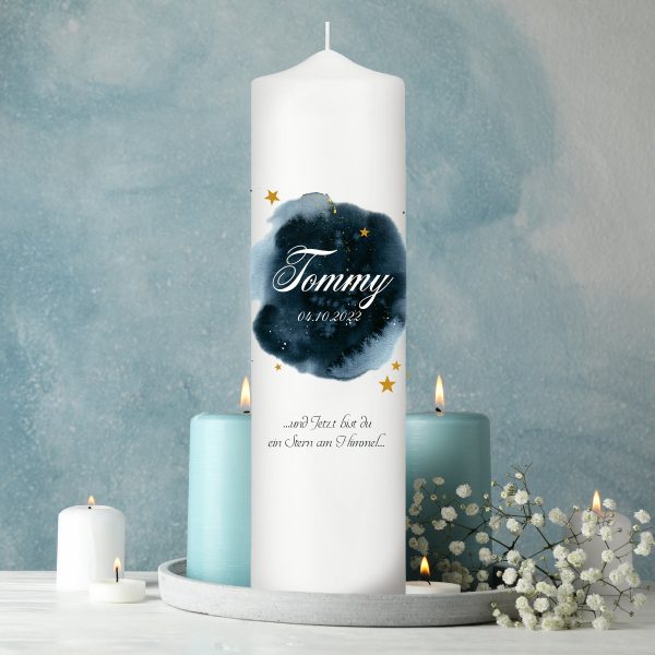 Auf dem Bild ist das Produkt: Trauerkerze Sternenhimmel, personalisiert mit Namen und Datum, Trauerspruch zum Preis von €5.9 abgebildet.