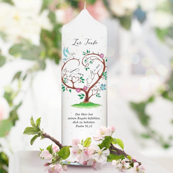 Auf dem Bild ist das Produkt: weiße Taufkerze Kerze zur Taufe oder Geburt Baum Taube mit Name Datum Taufspruch zum Preis von €5.9 abgebildet.