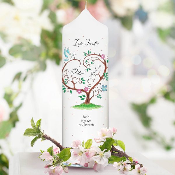 Auf dem Bild ist das Produkt: weiße Taufkerze Kerze zur Taufe oder Geburt Baum Taube mit Name Datum Taufspruch zum Preis von €5.9 abgebildet.