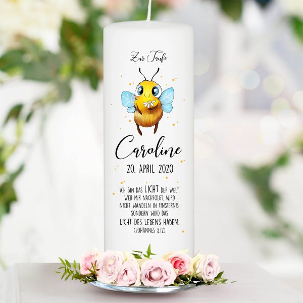 Auf dem Bild ist das Produkt: weiße Taufkerze Kerze zur Taufe oder Geburt Biene  Hummel Taufspruch mit Wunschname & Datum zum Preis von €5.9 abgebildet.