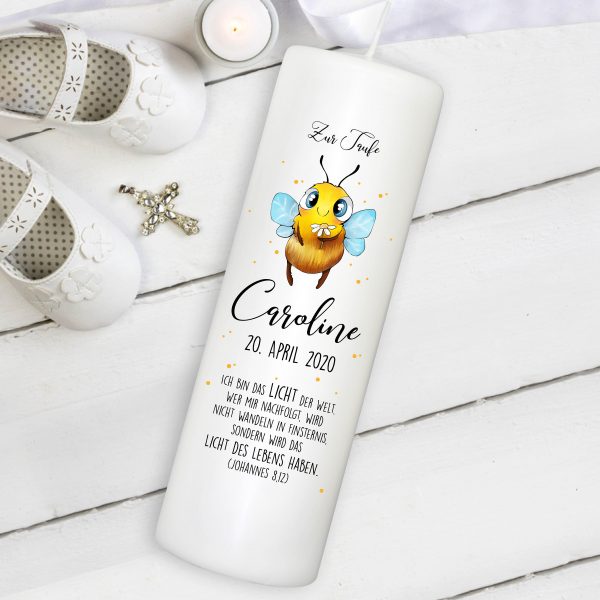 Auf dem Bild ist das Produkt: weiße Taufkerze Kerze zur Taufe oder Geburt Biene  Hummel Taufspruch mit Wunschname & Datum zum Preis von €5.9 abgebildet.