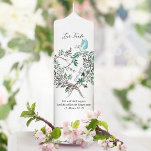 Auf dem Bild ist das Produkt: weiße Taufkerze Kerze zur Taufe oder Geburt Blätterkranz Taube mit Name Datum Taufspruch zum Preis von €5.9 abgebildet.