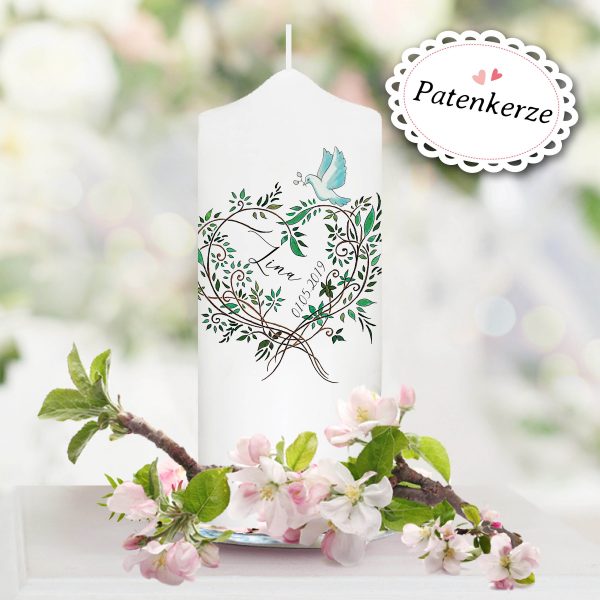 Auf dem Bild ist das Produkt: weiße Taufkerze Kerze zur Taufe oder Geburt Blätterkranz Taube mit Name Datum Taufspruch zum Preis von €5.9 abgebildet.