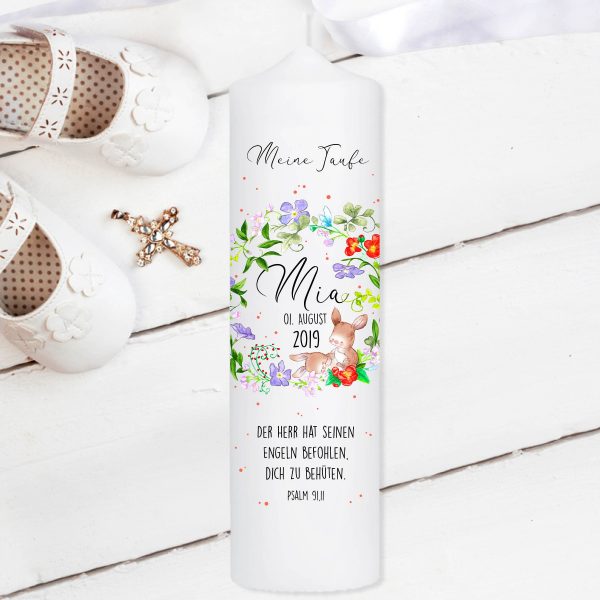 Auf dem Bild ist das Produkt: weiße Taufkerze Kerze zur Taufe oder Geburt Blumenkranz Häschen mit Name Datum Taufspruch zum Preis von €5.9 abgebildet.