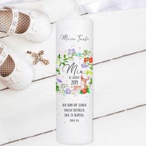 Auf dem Bild ist das Produkt: weiße Taufkerze Kerze zur Taufe oder Geburt Blumenkranz Häschen mit Name Datum Taufspruch zum Preis von €5.9 abgebildet.