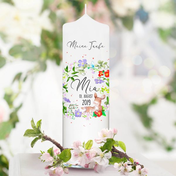 Auf dem Bild ist das Produkt: weiße Taufkerze Kerze zur Taufe oder Geburt Blumenkranz Häschen mit Name Datum Taufspruch zum Preis von €5.9 abgebildet.