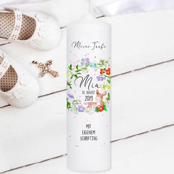 Auf dem Bild ist das Produkt: weiße Taufkerze Kerze zur Taufe oder Geburt Blumenkranz Häschen mit Name Datum Taufspruch zum Preis von €5.9 abgebildet.