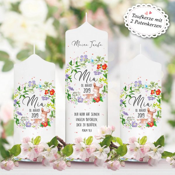 Auf dem Bild ist das Produkt: weiße Taufkerze Kerze zur Taufe oder Geburt Blumenkranz Häschen mit Name Datum Taufspruch zum Preis von €5.9 abgebildet.