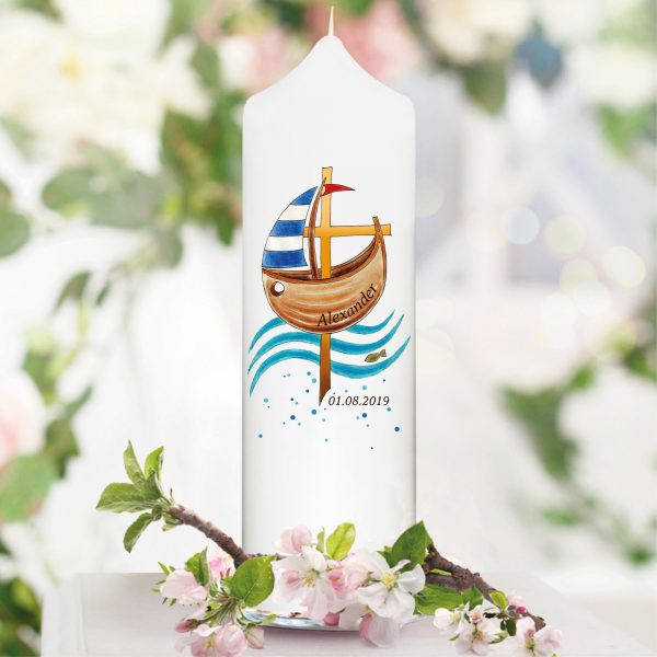 Auf dem Bild ist das Produkt: weiße Taufkerze Kerze zur Taufe oder Geburt Boot Jesuskreuz mit Name Datum Taufspruch zum Preis von €5.9 abgebildet.