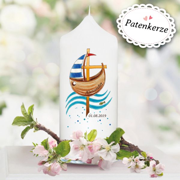 Auf dem Bild ist das Produkt: weiße Taufkerze Kerze zur Taufe oder Geburt Boot Jesuskreuz mit Name Datum Taufspruch zum Preis von €5.9 abgebildet.