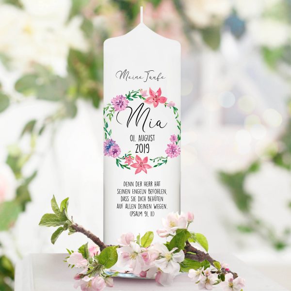 Auf dem Bild ist das Produkt: Weiße Taufkerze Kerze zur Taufe oder Geburt Hübscher Blumenkranz bedruckt mit Name Datum Taufspruch zum Preis von €5.90 abgebildet.