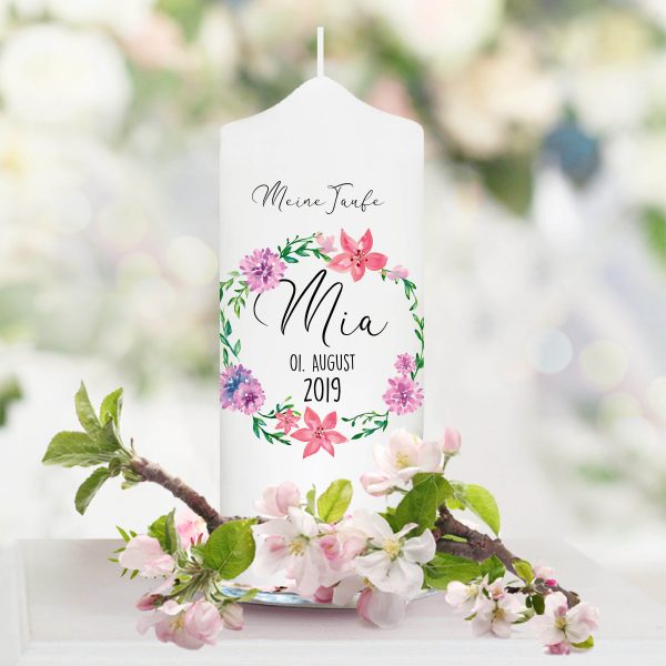 Auf dem Bild ist das Produkt: Weiße Taufkerze Kerze zur Taufe oder Geburt Hübscher Blumenkranz bedruckt mit Name Datum Taufspruch zum Preis von €5.90 abgebildet.