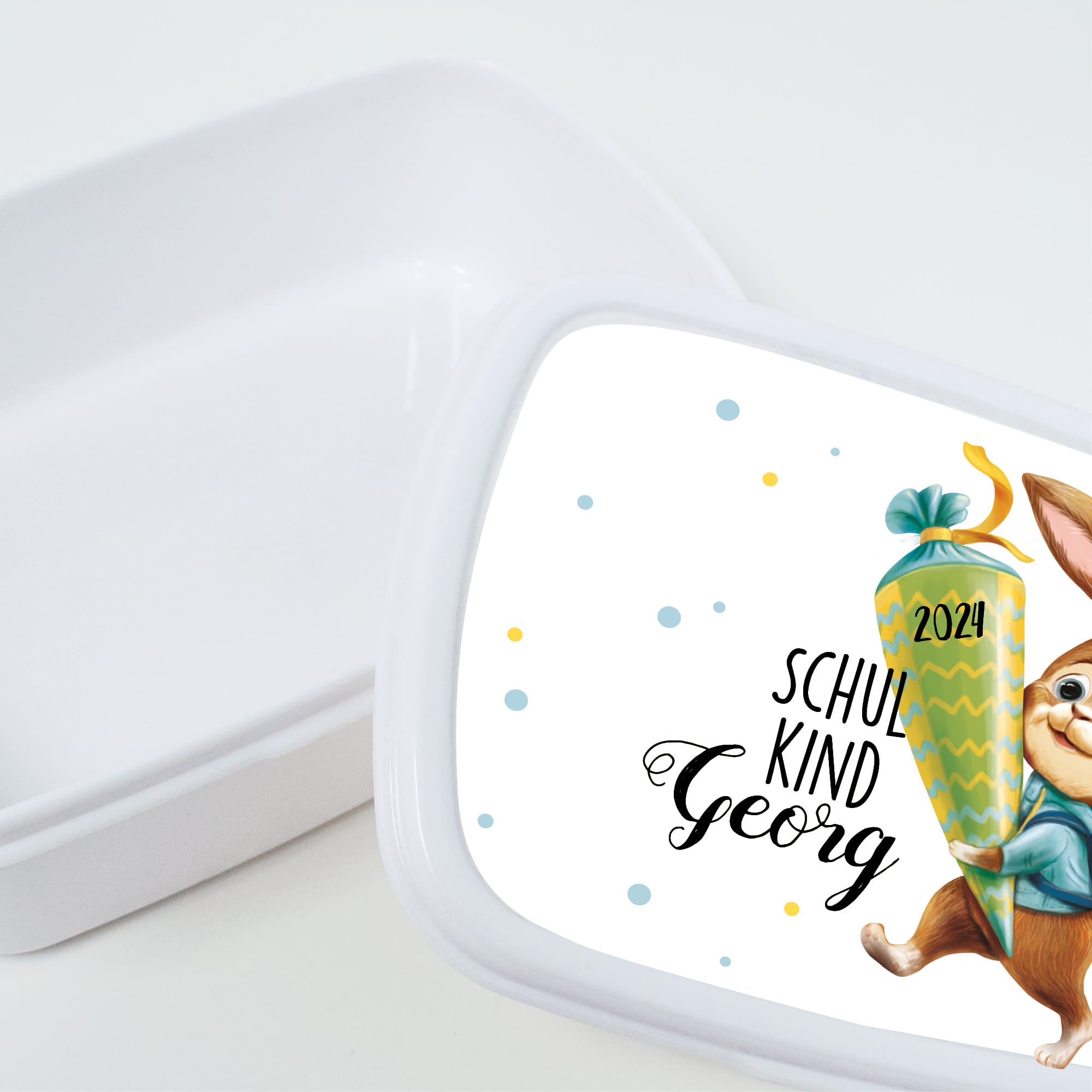 Auf dem Bild ist das Produkt: Personalisierte Brotdose Hase mit Schultüte anpassbar mit Namen kratz- und bruchsicher Geschenk Einschulung Schulanfang zum Preis von €19.9 abgebildet.