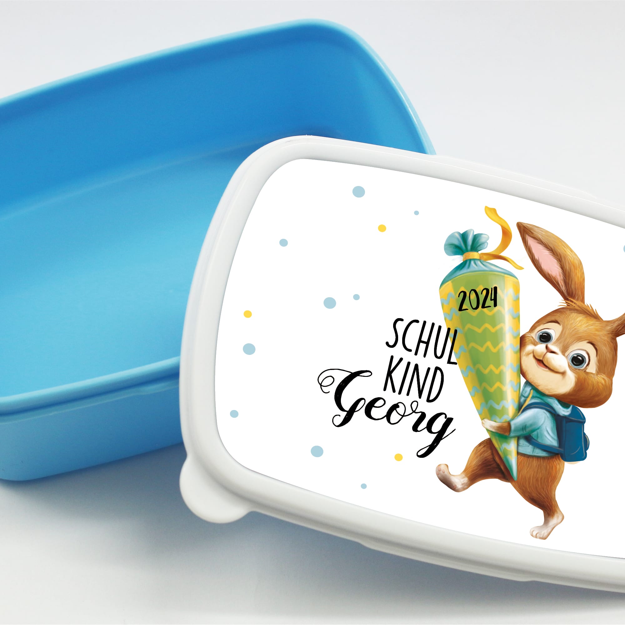 Auf dem Bild ist das Produkt: Personalisierte Brotdose Hase mit Schultüte anpassbar mit Namen kratz- und bruchsicher Geschenk Einschulung Schulanfang zum Preis von €19.9 abgebildet.