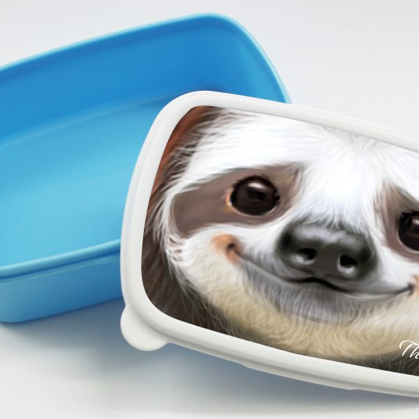 Auf dem Bild ist das Produkt: Brotdose Faultier personalisiert mit dem Wunschnamen, kratz- und bruchsicher, Geschenk Geburtstag, Ostergeschenk zum Preis von €19.9 abgebildet.