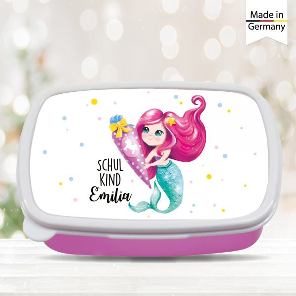 Auf dem Bild ist das Produkt: Brotdose Meerjungfrau mit Schultüte personalisiert mit dem Wunschnamen, kratz- und bruchsicher, Geschenk Einschulung Geburtstag zum Preis von €19.9 abgebildet.
