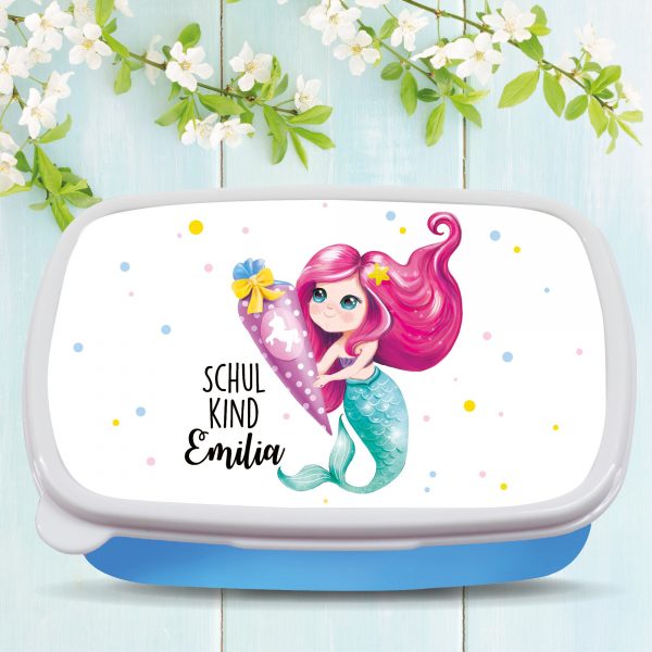 Auf dem Bild ist das Produkt: Brotdose Meerjungfrau mit Schultüte personalisiert mit dem Wunschnamen, kratz- und bruchsicher, Geschenk Einschulung Geburtstag zum Preis von €19.9 abgebildet.