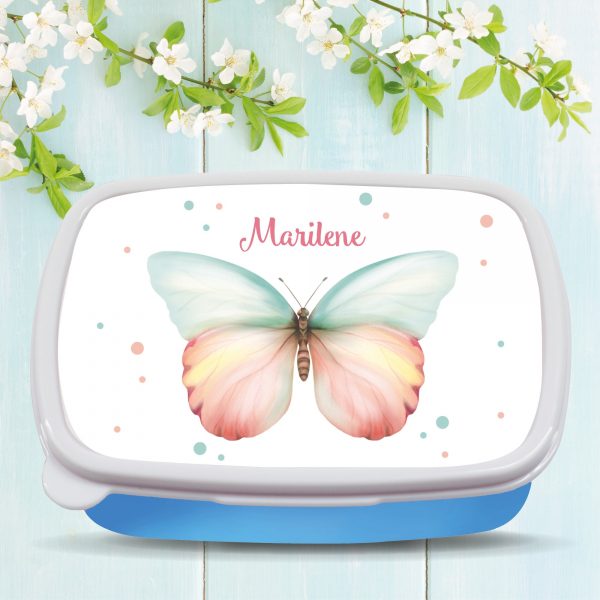 Auf dem Bild ist das Produkt: Brotdose Schmetterling personalisiert mit dem Wunschnamen, kratz- und bruchsicher, Geschenk Geburtstag, Einschulungsgeschenk zum Preis von €19.9 abgebildet.