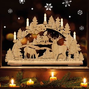 Auf dem Bild ist das Produkt: Fensterbild Weihnachten Motiv Schwibbogen in Holzoptik mit Rentieren Hirschen Winterhäuschen Fensteraufkleber wiederverwendbar zum Preis von €13.90 abgebildet.