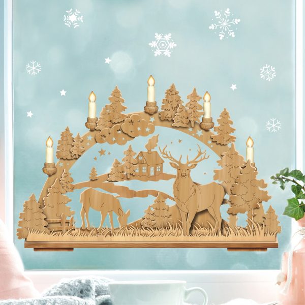 Auf dem Bild ist das Produkt: Fensterbild Weihnachten Motiv Schwibbogen in Holzoptik mit Rentieren Hirschen Winterhäuschen Fensteraufkleber wiederverwendbar zum Preis von €13.90 abgebildet.