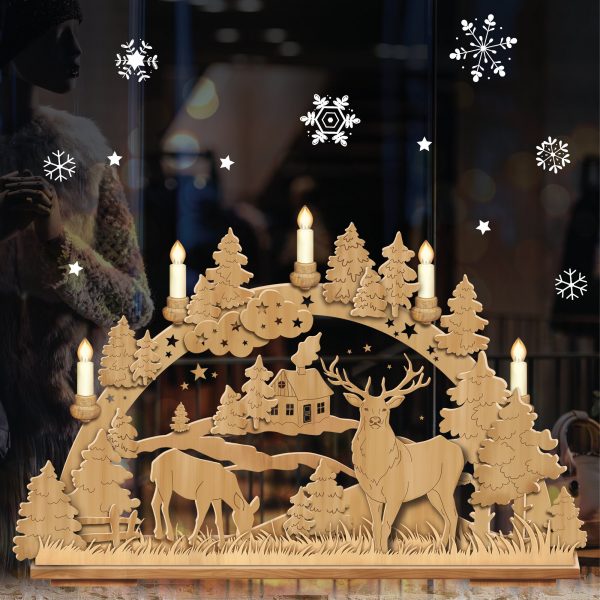 Auf dem Bild ist das Produkt: Fensterbild Weihnachten Motiv Schwibbogen in Holzoptik mit Rentieren Hirschen Winterhäuschen Fensteraufkleber wiederverwendbar zum Preis von €13.90 abgebildet.
