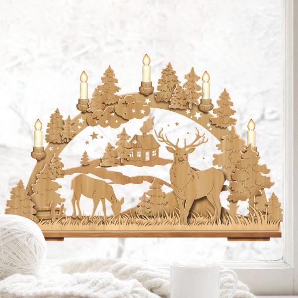 Auf dem Bild ist das Produkt: Fensterbild Weihnachten Motiv Schwibbogen in Holzoptik mit Rentieren Hirschen Winterhäuschen Fensteraufkleber wiederverwendbar zum Preis von €13.90 abgebildet.