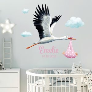 Personalisiertes Wandtattoo Kinderzimmer Mädchen Storch mit Baby mit Wunschnamen und Datum Dekoration Babyzimmer Auf dem Bild ist das Produkt: Personalisiertes Wandtattoo Kinderzimmer Mädchen Storch mit Baby mit Wunschnamen und Datum Dekoration Babyzimmer zum Preis von €29.9 abgebildet.