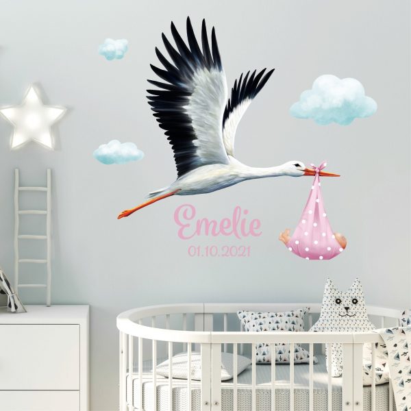Auf dem Bild ist das Produkt: Personalisiertes Wandtattoo Kinderzimmer Mädchen Storch mit Baby mit Wunschnamen und Datum Dekoration Babyzimmer zum Preis von €29.9 abgebildet.