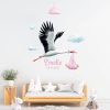 Personalisiertes Wandtattoo Kinderzimmer Mädchen Storch mit Baby mit Wunschnamen und Datum Dekoration Babyzimmer Auf dem Bild ist das Produkt: Personalisiertes Wandtattoo Kinderzimmer Mädchen Storch mit Baby mit Wunschnamen und Datum Dekoration Babyzimmer zum Preis von €29.9 abgebildet.