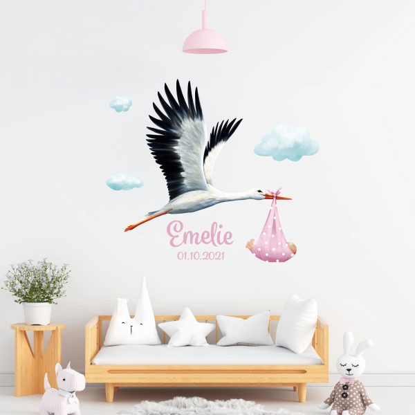 Auf dem Bild ist das Produkt: Personalisiertes Wandtattoo Kinderzimmer Mädchen Storch mit Baby mit Wunschnamen und Datum Dekoration Babyzimmer zum Preis von €29.9 abgebildet.