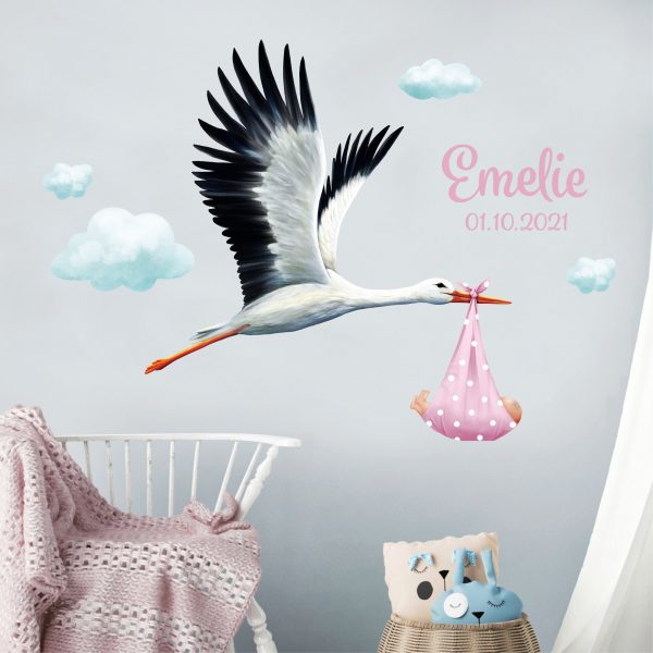 Auf dem Bild ist das Produkt: Personalisiertes Wandtattoo Kinderzimmer Mädchen Storch mit Baby mit Wunschnamen und Datum Dekoration Babyzimmer zum Preis von €29.9 abgebildet.