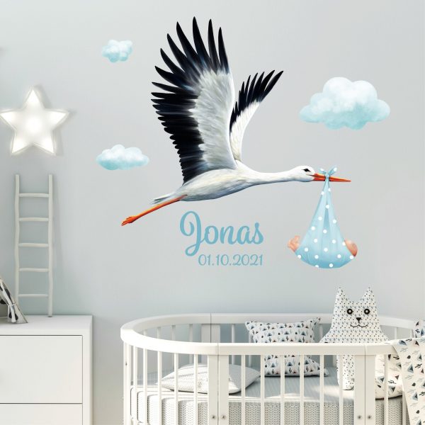 Auf dem Bild ist das Produkt: Personalisiertes Wandtattoo Kinderzimmer Storch mit Baby mit Wunschnamen und Datum Dekoration Babyzimmer zum Preis von €29.9 abgebildet.