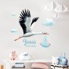 Auf dem Bild ist das Produkt: Personalisiertes Wandtattoo Kinderzimmer Storch mit Baby mit Wunschnamen und Datum Dekoration Babyzimmer zum Preis von €29.9 abgebildet.