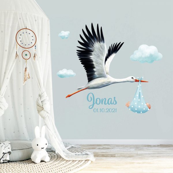 Auf dem Bild ist das Produkt: Personalisiertes Wandtattoo Kinderzimmer Storch mit Baby mit Wunschnamen und Datum Dekoration Babyzimmer zum Preis von €29.9 abgebildet.