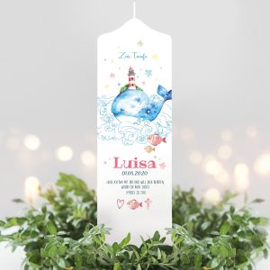Auf dem Bild ist das Produkt: Taufkerze Junge Mädchen Aquarell Wal mit Leuchtturm bedruckt mit Namen Datum Taufspruch Kerze zum Preis von €5.9 abgebildet.