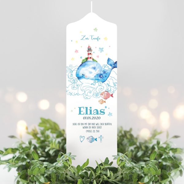 Auf dem Bild ist das Produkt: Taufkerze Junge Mädchen Aquarell Wal mit Leuchtturm bedruckt mit Namen Datum Taufspruch Kerze zum Preis von €5.9 abgebildet.