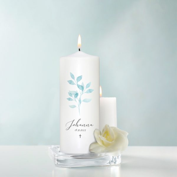 Auf dem Bild ist das Produkt: Trauerkerze Blätter Zweig hellblau personalisiert mit Namen und Datum zum Preis von €5.9 abgebildet.