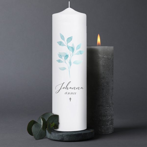 Auf dem Bild ist das Produkt: Trauerkerze Blätter Zweig hellblau personalisiert mit Namen und Datum zum Preis von €5.9 abgebildet.