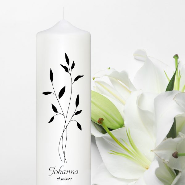 Auf dem Bild ist das Produkt: Trauerkerze Blätter Zweig schwarz personalisiert mit Namen und Datum zum Preis von €5.9 abgebildet.