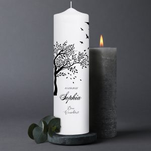Auf dem Bild ist das Produkt: Trauerkerze Blumenkranz Baum Lebensbaum Vögel personalisiert mit Namen Datum Trauerspruch Kerze zum Preis von €5.9 abgebildet.