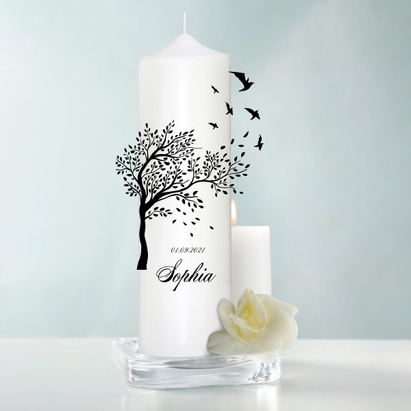 Auf dem Bild ist das Produkt: Trauerkerze Blumenkranz Baum Lebensbaum Vögel personalisiert mit Namen Datum Trauerspruch Kerze zum Preis von €5.9 abgebildet.