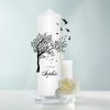 Auf dem Bild ist das Produkt: Trauerkerze Blumenkranz Baum Lebensbaum Vögel personalisiert mit Namen Datum Trauerspruch Kerze zum Preis von €5.9 abgebildet.