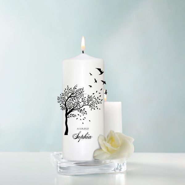 Auf dem Bild ist das Produkt: Trauerkerze Blumenkranz Baum Lebensbaum Vögel personalisiert mit Namen Datum Trauerspruch Kerze zum Preis von €5.9 abgebildet.