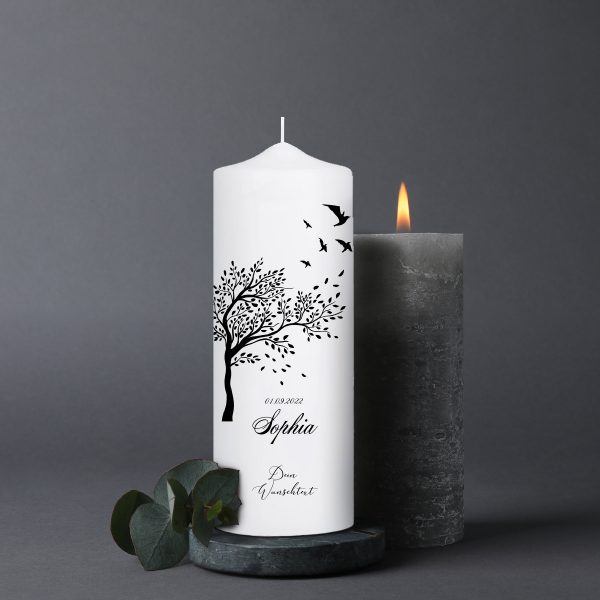 Auf dem Bild ist das Produkt: Trauerkerze Blumenkranz Baum Lebensbaum Vögel personalisiert mit Namen Datum Trauerspruch Kerze zum Preis von €5.9 abgebildet.