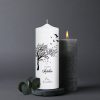 Auf dem Bild ist das Produkt: Trauerkerze Blumenkranz Baum Lebensbaum Vögel personalisiert mit Namen Datum Trauerspruch Kerze zum Preis von €5.9 abgebildet.