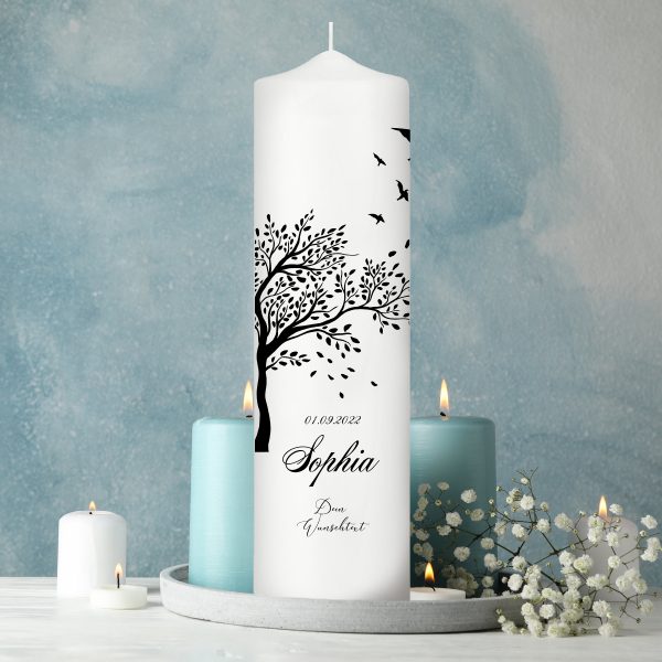 Auf dem Bild ist das Produkt: Trauerkerze Blumenkranz Baum Lebensbaum Vögel personalisiert mit Namen Datum Trauerspruch Kerze zum Preis von €5.9 abgebildet.