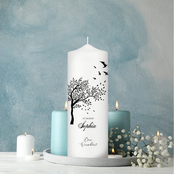 Auf dem Bild ist das Produkt: Trauerkerze Blumenkranz Baum Lebensbaum Vögel personalisiert mit Namen Datum Trauerspruch Kerze zum Preis von €5.9 abgebildet.