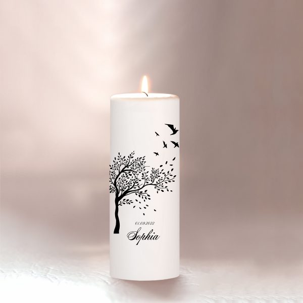 Auf dem Bild ist das Produkt: Trauerkerze Blumenkranz Baum Lebensbaum Vögel personalisiert mit Namen Datum Trauerspruch Kerze zum Preis von €5.9 abgebildet.