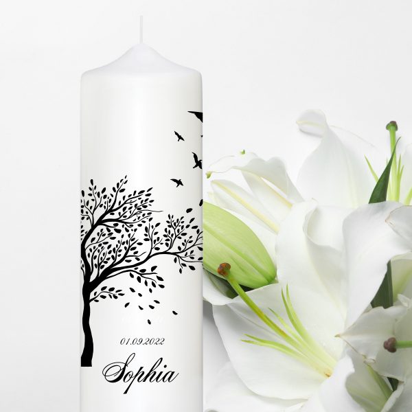 Auf dem Bild ist das Produkt: Trauerkerze Blumenkranz Baum Lebensbaum Vögel personalisiert mit Namen Datum Trauerspruch Kerze zum Preis von €5.9 abgebildet.